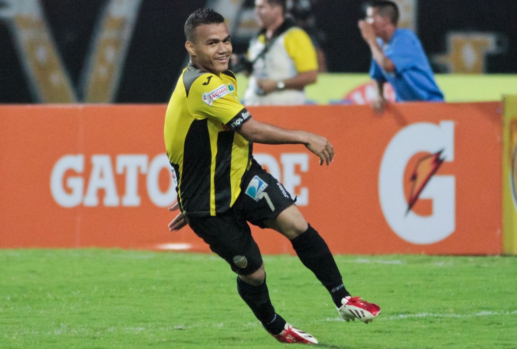 Aspectos generales del encuentro correspondiente a la decima cuarta jornada del Torneo Apertura 2013 del Futbol Profesional Venezolano, entre los equipos Deportivo Tachira FC y Carabobo FC, realizado en el estadio Polideportivo de Pueblo Nuevo de San Cristobal, Estado Táchira, Venezuela, el 17 de noviembre de 2013 (Gennaro Pascale Caicedo / Prensa Deportivo Tachira FC)