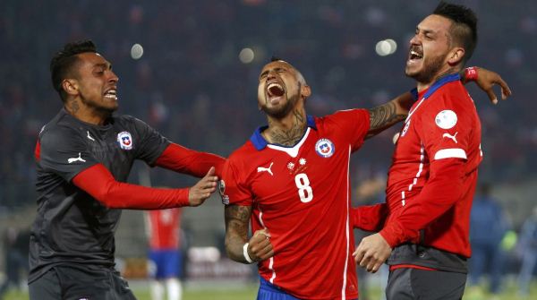 Chile's Arturo Vidal (8) celebrates with teammates after defeating Argentina to win the Copa America 2015 final soccer match at the National Stadium in Santiago, Chile, July 4, 2015. REUTERS/Marcos Brindicci