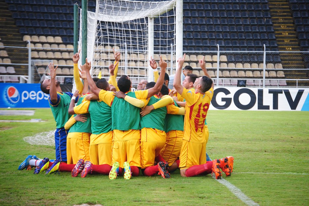Los jugadores del Aragua celebran la victoria en Pueblo NUevo. foto: prensa Aragua Fc