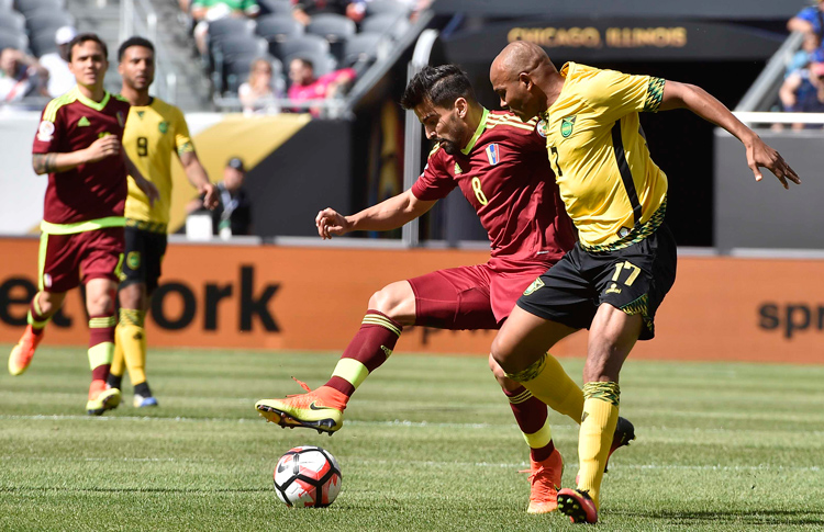 El venezolano Rincón bajo la marca del jugador de Jamaica. Foto: Conmebol