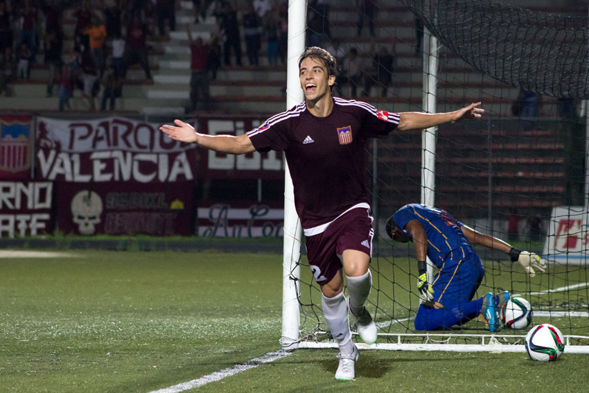 Novoa celebra uno de sus goles. foto-photo-report