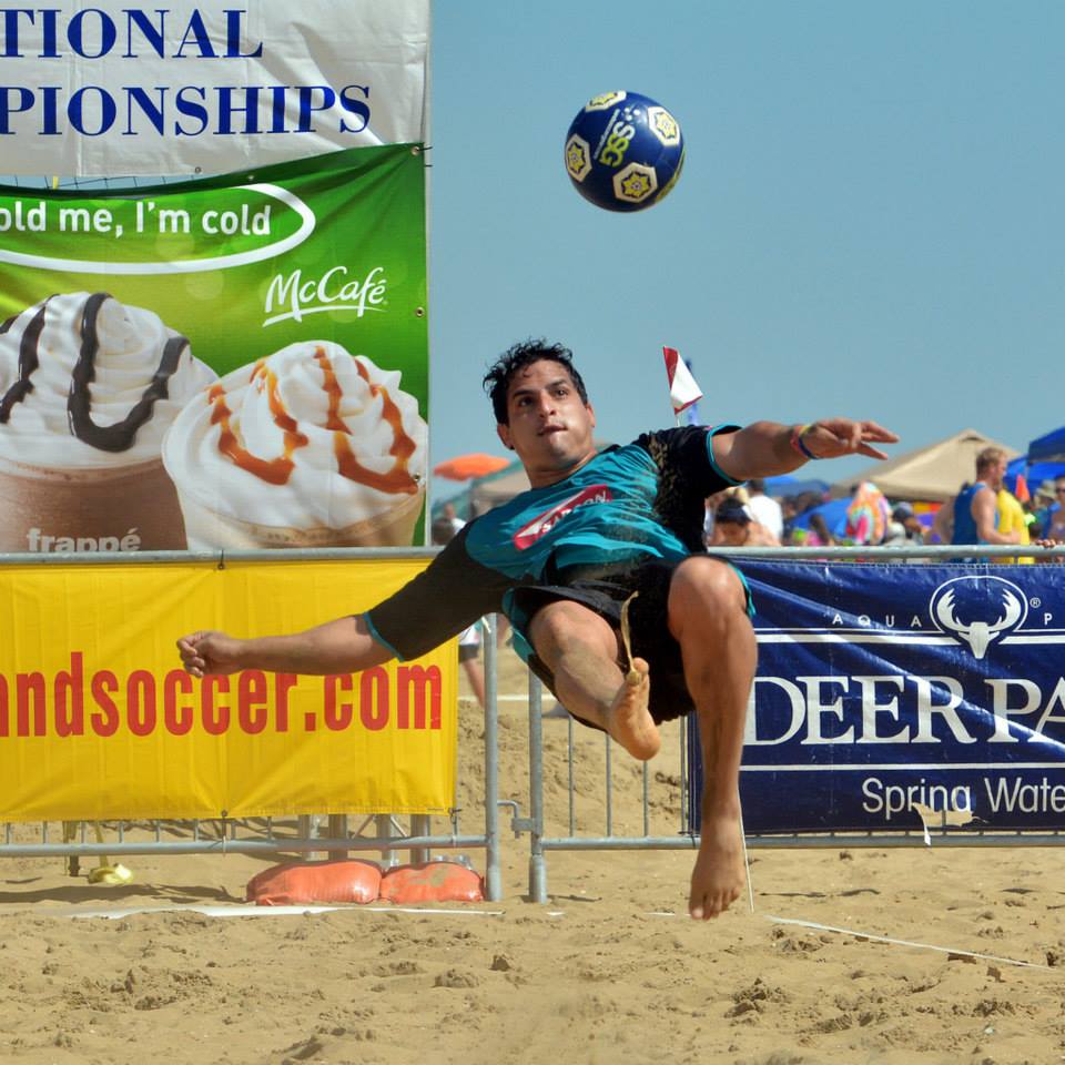 Pedro Contreras haciendo chilena en Virginia Beach 2014