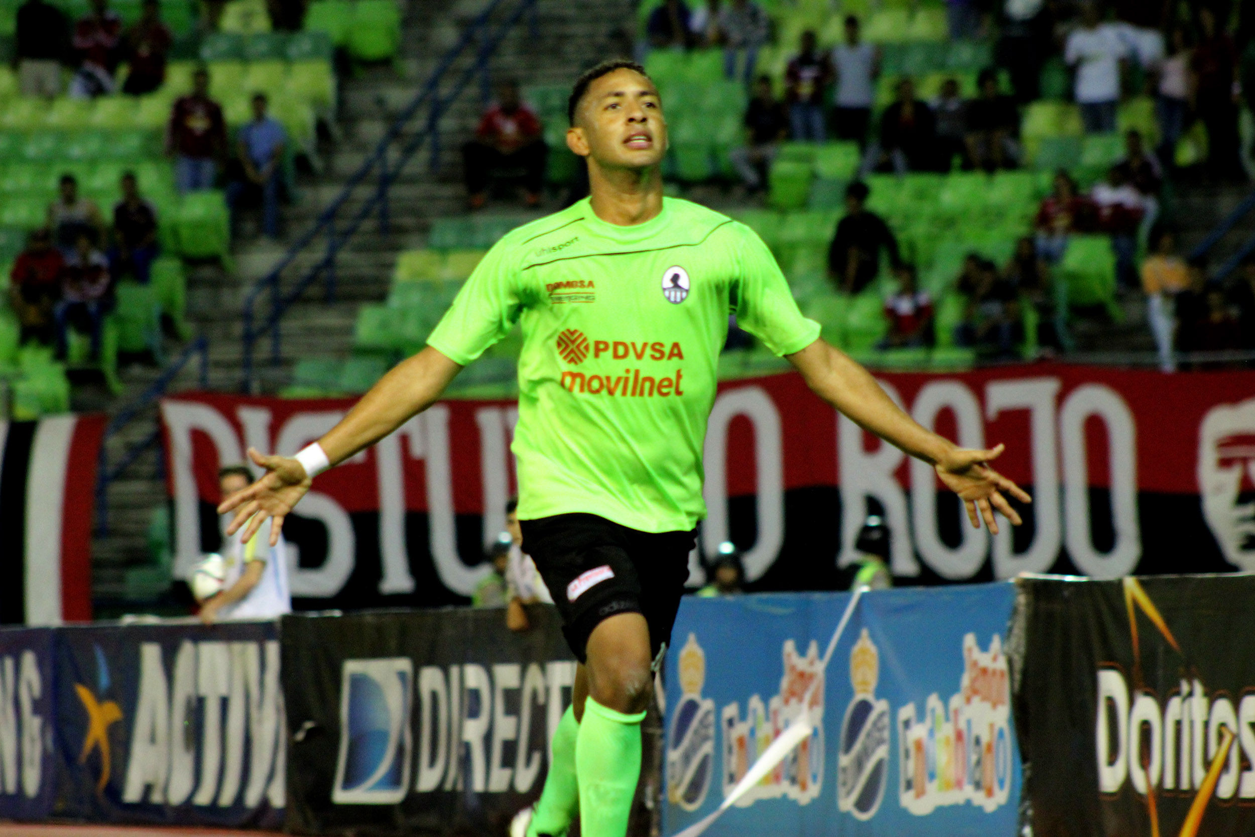 La celebración Gabriel Torres en el juego de ida vs Caracas. foto: prensa Zamora.