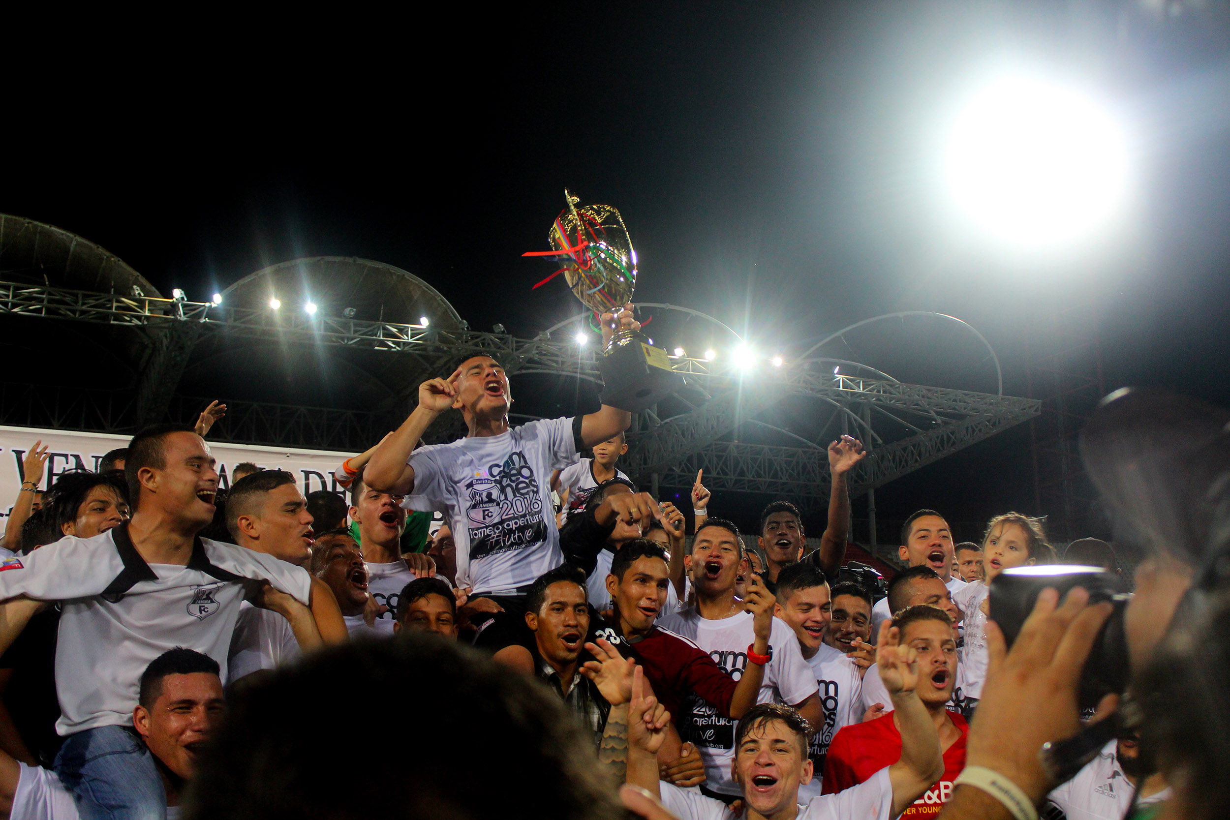 Los jugadores del Zamora celebran el título en el Estadio La Carolina. Foto: prensa Zamora.